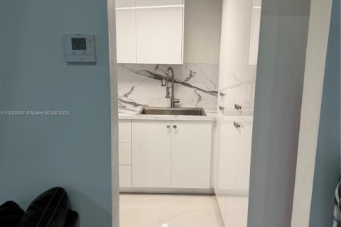 Villa ou maison à louer à Miami, Floride: 3 chambres, 222.41 m2 № 1964461 - photo 17