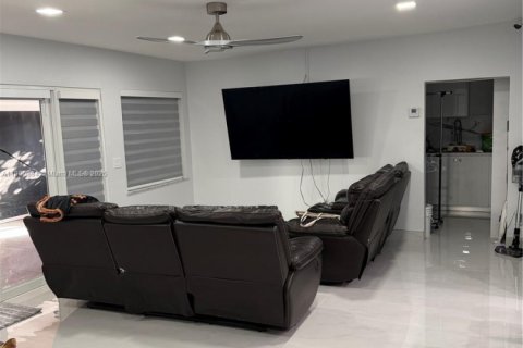 Villa ou maison à louer à Miami, Floride: 3 chambres, 222.41 m2 № 1964461 - photo 13