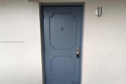 Copropriété à louer à Tamarac, Floride: 2 chambres, 88.16 m2 № 2000110 - photo 2