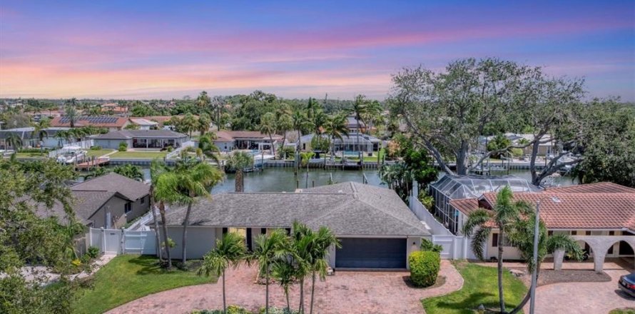 Casa en Saint Petersburg, Florida 3 dormitorios, 156.08 m2 № 1817475