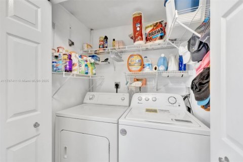 Condo in Dania Beach, Florida, 3 bedrooms  № 1664879 - photo 12