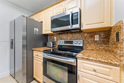 Condo in Dania Beach, Florida, 3 bedrooms  № 1664879 - photo 9