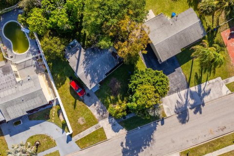 Immobilier commercial à vendre à Riviera Beach, Floride: 975.47 m2 № 1076950 - photo 1