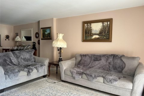 Condo in Hallandale Beach, Florida, 1 bedroom  № 1970264 - photo 26