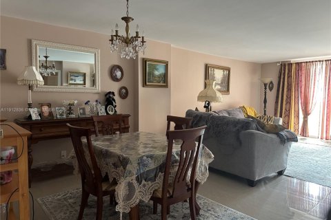 Condo in Hallandale Beach, Florida, 1 bedroom  № 1970264 - photo 27