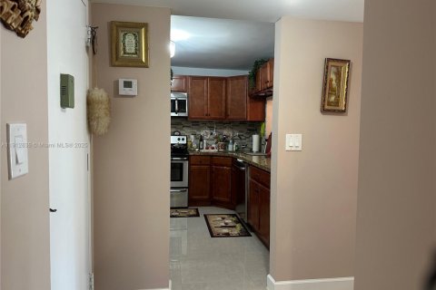 Condo in Hallandale Beach, Florida, 1 bedroom  № 1970264 - photo 15
