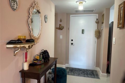 Condo in Hallandale Beach, Florida, 1 bedroom  № 1970264 - photo 22