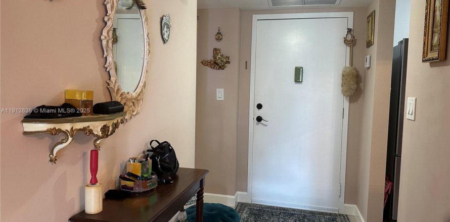 Condo in Hallandale Beach, Florida, 1 bedroom  № 1970264