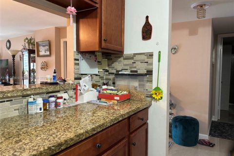 Condo in Hallandale Beach, Florida, 1 bedroom  № 1970264 - photo 10