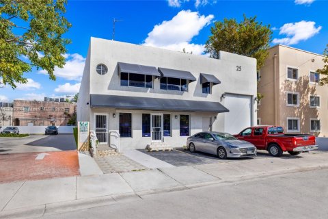 Commercial property in Hialeah, Florida № 1952717 - photo 1