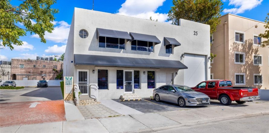 Commercial property in Hialeah, Florida № 1952717