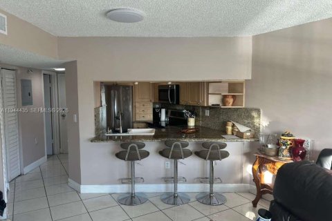 Condo in Miami Beach, Florida, 2 bedrooms  № 2003008 - photo 3
