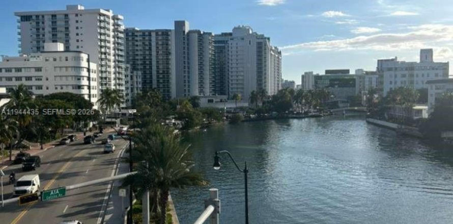 Condo in Miami Beach, Florida, 2 bedrooms  № 2003008