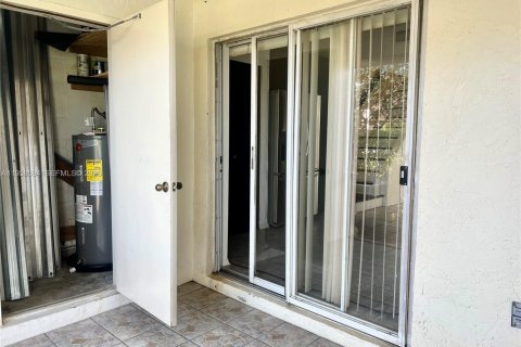 Townhouse in Weston, Florida 2 bedrooms, 103.12 sq.m. № 2019856 - photo 19