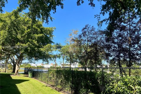 Townhouse in Weston, Florida 2 bedrooms, 103.12 sq.m. № 2019856 - photo 21