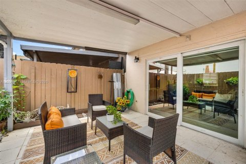 Condo in Miami, Florida, 2 bedrooms  № 2068861 - photo 26