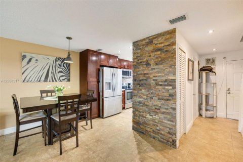 Condo in Miami, Florida, 2 bedrooms  № 2068861 - photo 11