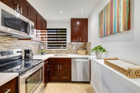 Condo in Miami, Florida, 2 bedrooms  № 2068861 - photo 12