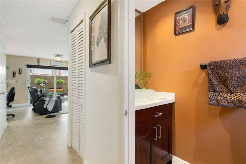 Condo in Miami, Florida, 2 bedrooms  № 2068861 - photo 15