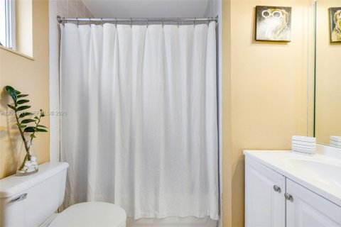 Condo in Miami, Florida, 2 bedrooms  № 2068861 - photo 25