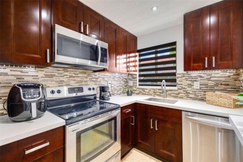 Condo in Miami, Florida, 2 bedrooms  № 2068861 - photo 14