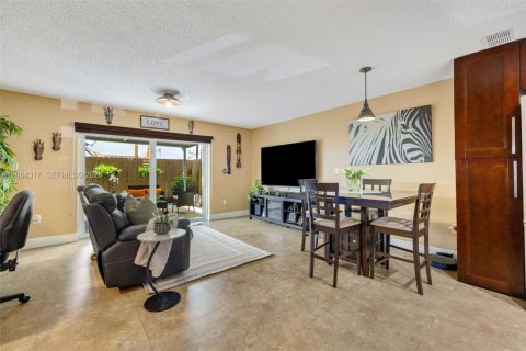 Condo in Miami, Florida, 2 bedrooms  № 2068861 - photo 5