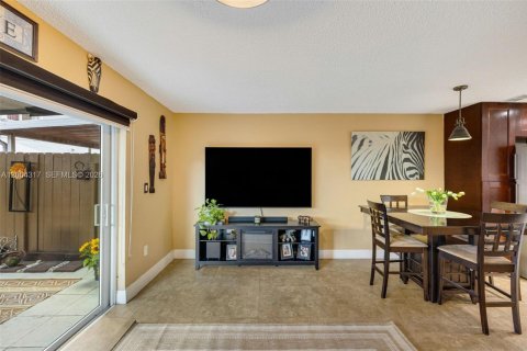 Condo in Miami, Florida, 2 bedrooms  № 2068861 - photo 9