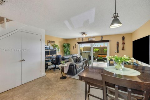 Condo in Miami, Florida, 2 bedrooms  № 2068861 - photo 4