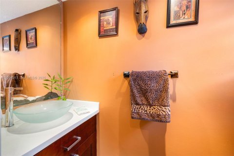 Condo in Miami, Florida, 2 bedrooms  № 2068861 - photo 16