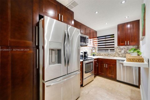 Condo in Miami, Florida, 2 bedrooms  № 2068861 - photo 13