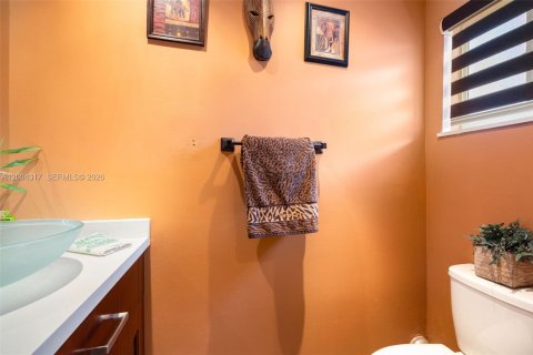 Condo in Miami, Florida, 2 bedrooms  № 2068861 - photo 17