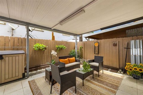 Condo in Miami, Florida, 2 bedrooms  № 2068861 - photo 28