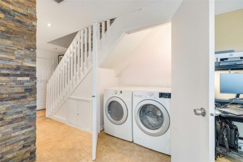 Condo in Miami, Florida, 2 bedrooms  № 2068861 - photo 18