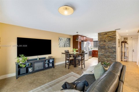 Condo in Miami, Florida, 2 bedrooms  № 2068861 - photo 10