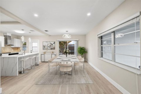 House in Miami, Florida 3 bedrooms, 86.96 sq.m. № 2003225 - photo 6