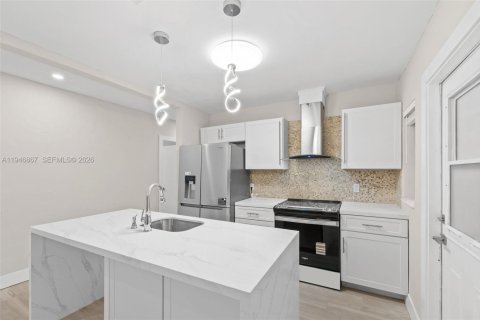 House in Miami, Florida 3 bedrooms, 86.96 sq.m. № 2003225 - photo 13