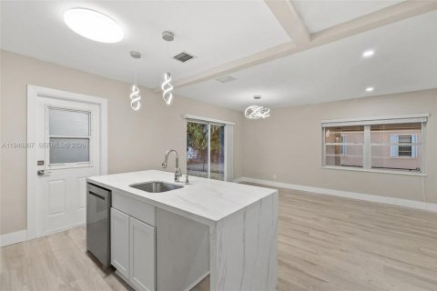 House in Miami, Florida 3 bedrooms, 86.96 sq.m. № 2003225 - photo 14