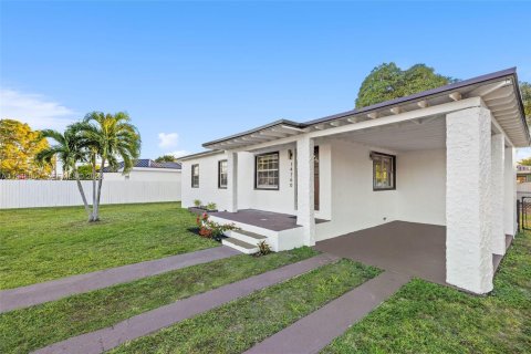 House in Miami, Florida 3 bedrooms, 86.96 sq.m. № 2003225 - photo 3