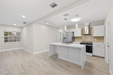 House in Miami, Florida 3 bedrooms, 86.96 sq.m. № 2003225 - photo 12