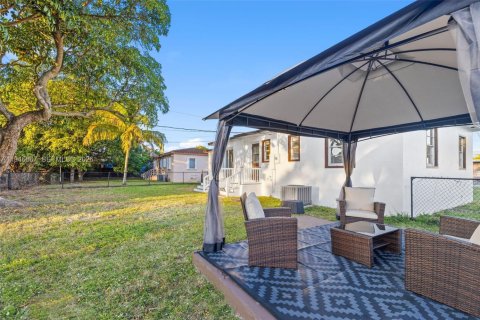 House in Miami, Florida 3 bedrooms, 86.96 sq.m. № 2003225 - photo 15