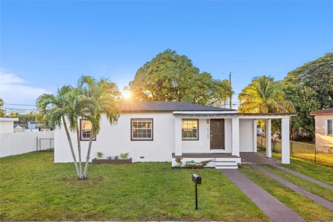 House in Miami, Florida 3 bedrooms, 86.96 sq.m. № 2003225