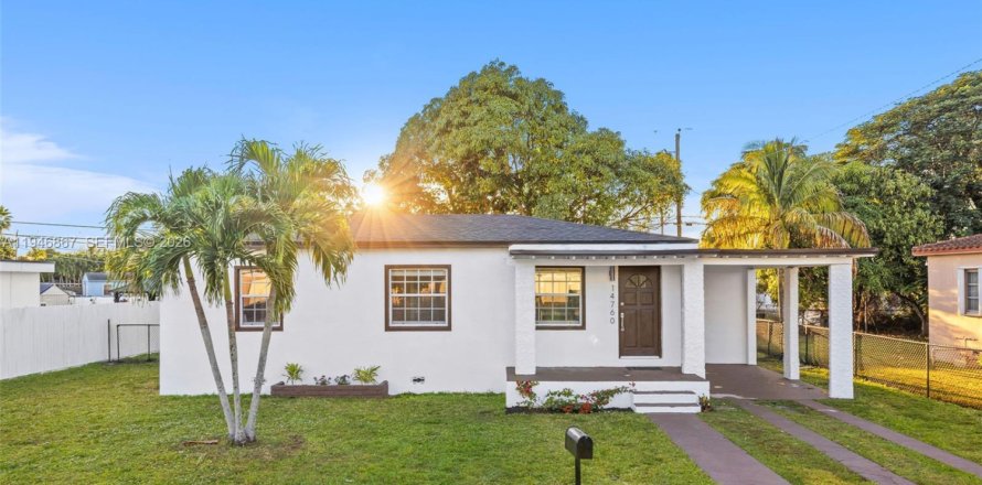 House in Miami, Florida 3 bedrooms, 86.96 sq.m. № 2003225