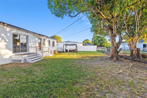 House in Miami, Florida 3 bedrooms, 86.96 sq.m. № 2003225 - photo 4