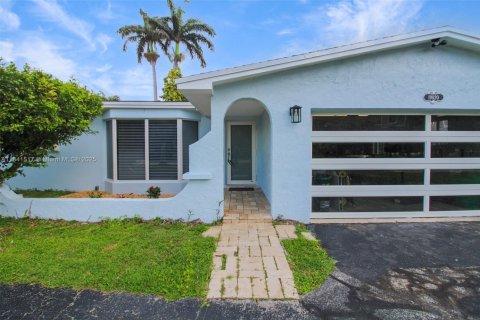 House in Cutler Bay, Florida 3 bedrooms, 152.36 sq.m. № 1834068 - photo 1