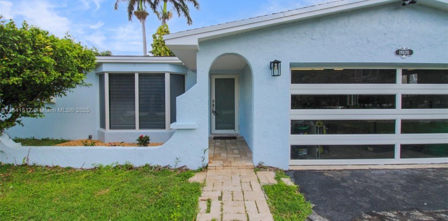 House in Cutler Bay, Florida 3 bedrooms, 152.36 sq.m. № 1834068