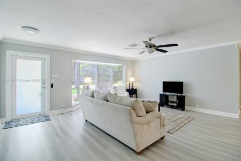House in Cutler Bay, Florida 3 bedrooms, 152.36 sq.m. № 1834068 - photo 6