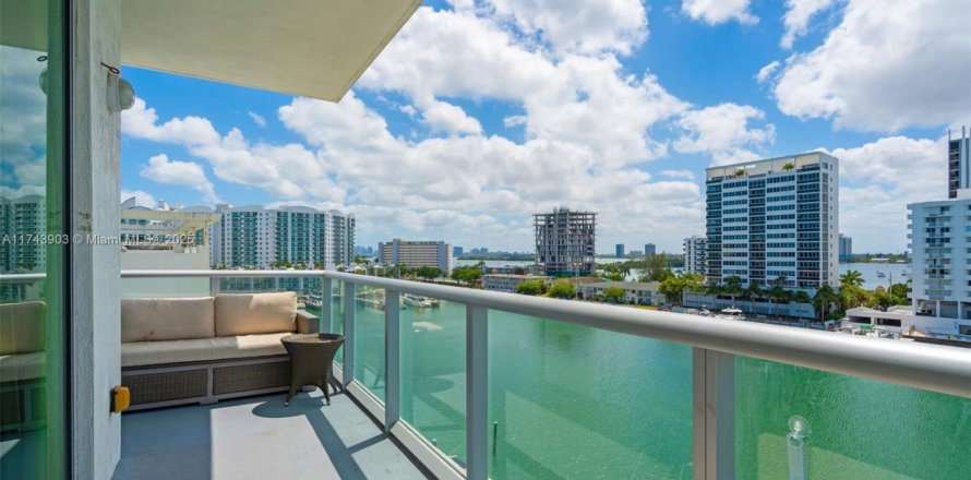 Кондоминиум с 2 спальнями в Норт-Бей-Виллидж, Флорида № 1943079