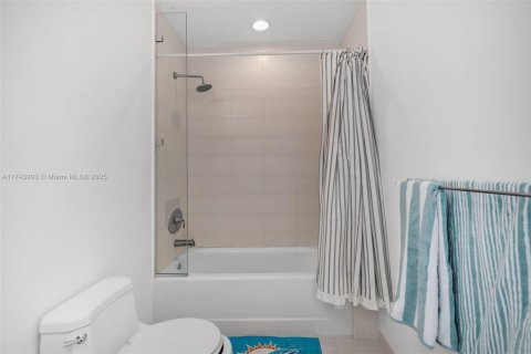 Купить кондоминиум в Норт-Бей-Виллидж, Флорида 2 спальни, 103.4м2, № 1943079 - фото 24