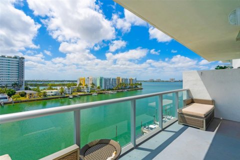 Купить кондоминиум в Норт-Бей-Виллидж, Флорида 2 спальни, 103.4м2, № 1943079 - фото 3