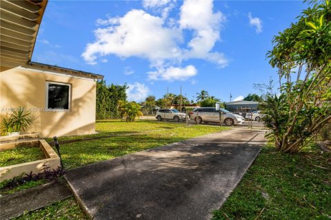 Villa ou maison à vendre à Miami, Floride: 3 chambres, 114.64 m2 № 1987340 - photo 30